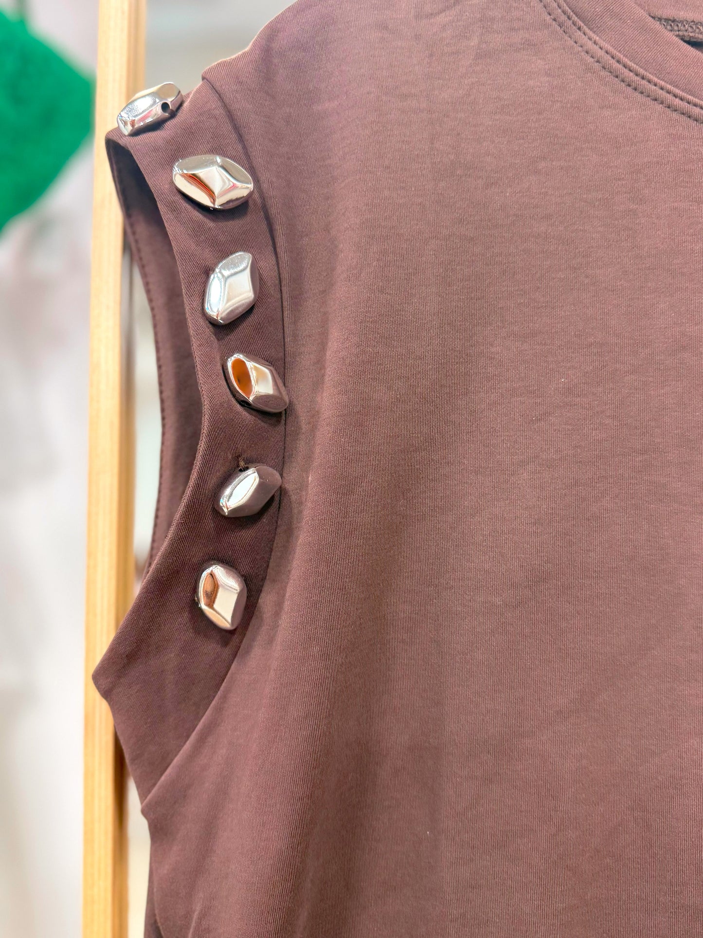 Camiseta Marrón Detalle