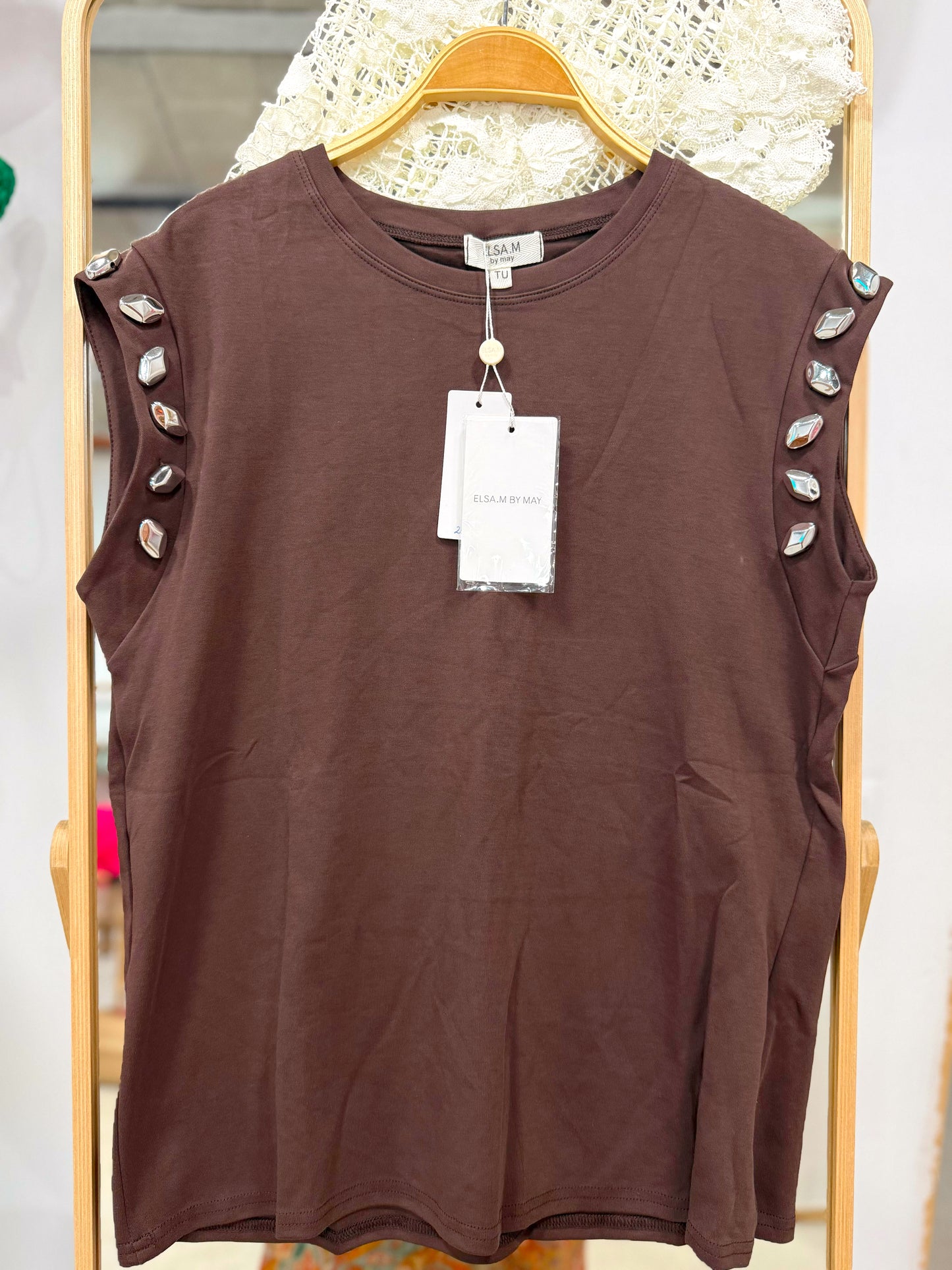 Camiseta Marrón Detalle