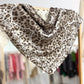 Pañuelo satinado animal print gris