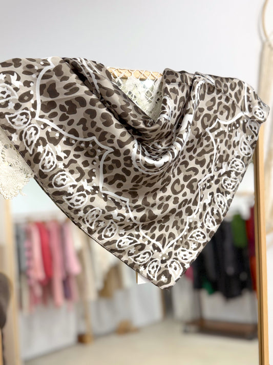 Pañuelo satinado animal print gris
